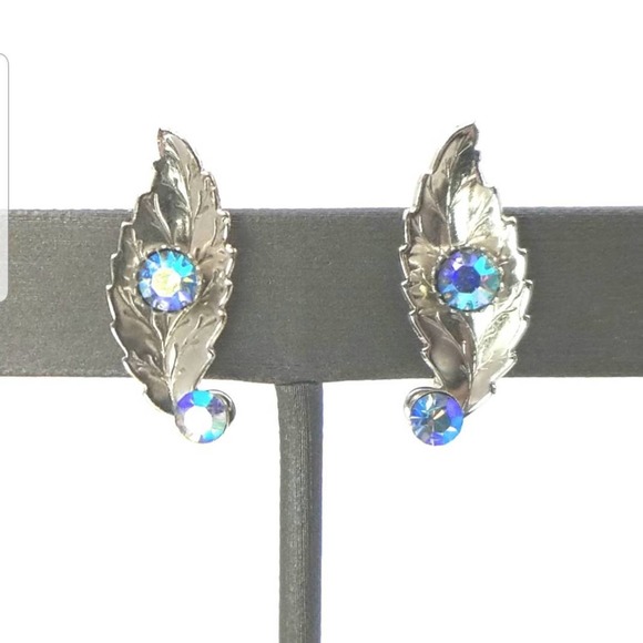 Vintage Aurora Borealis Leaf Earrings – Screw Back Earrings - Vintage Leaves - Picture 3 of 6